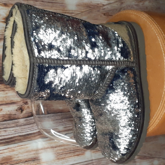 UGG - Picture 6 of 9